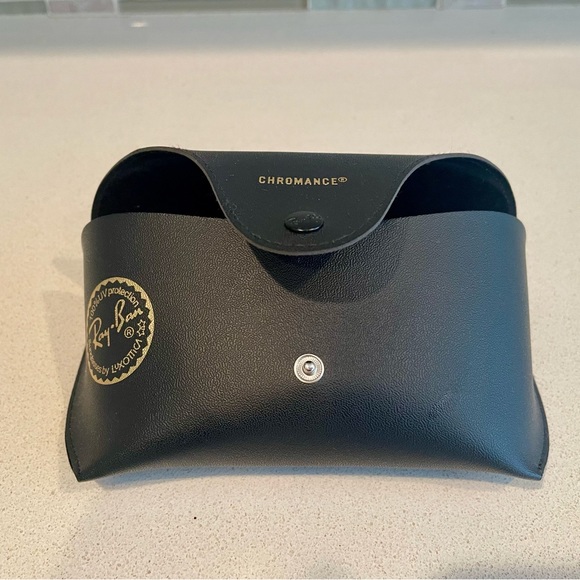 Ray-Ban sunglasses case - Picture 3 of 3
